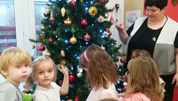 PSZCZÓŁKI CHOINKĘ UBIERAJĄ I NA MIKOŁAJA CZEKAJĄ