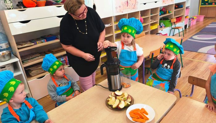 Świeżo wyciskany soczek - zajęcia kulinarne w grupie Pszczółki