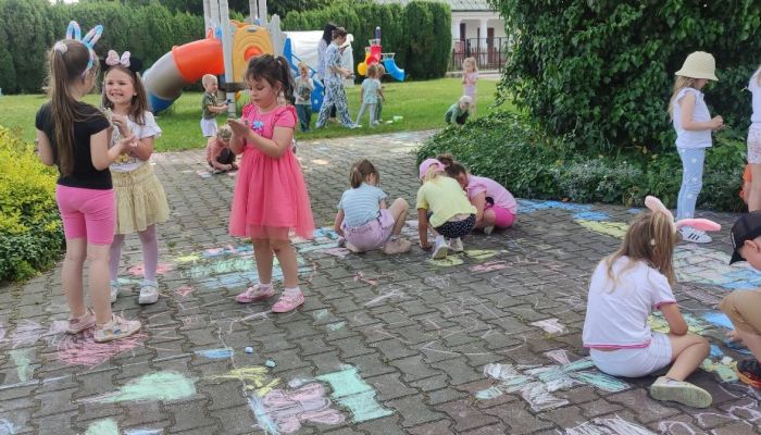 Malowanie kredą w ogrodzie przedszkolnym