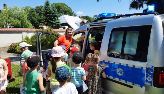 ,,BEZPIECZNE WAKACJE’’ POLICJANCI Z WIZYTĄ W PRZEDSZKOLU