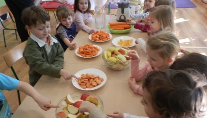 Pszczółki z grupy I robiły sok owocowy 