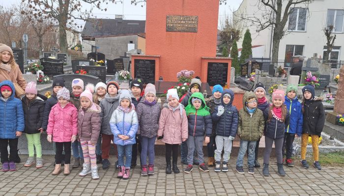 Wyjście na Cmentarz Parafialny-  Grupa Biedronki